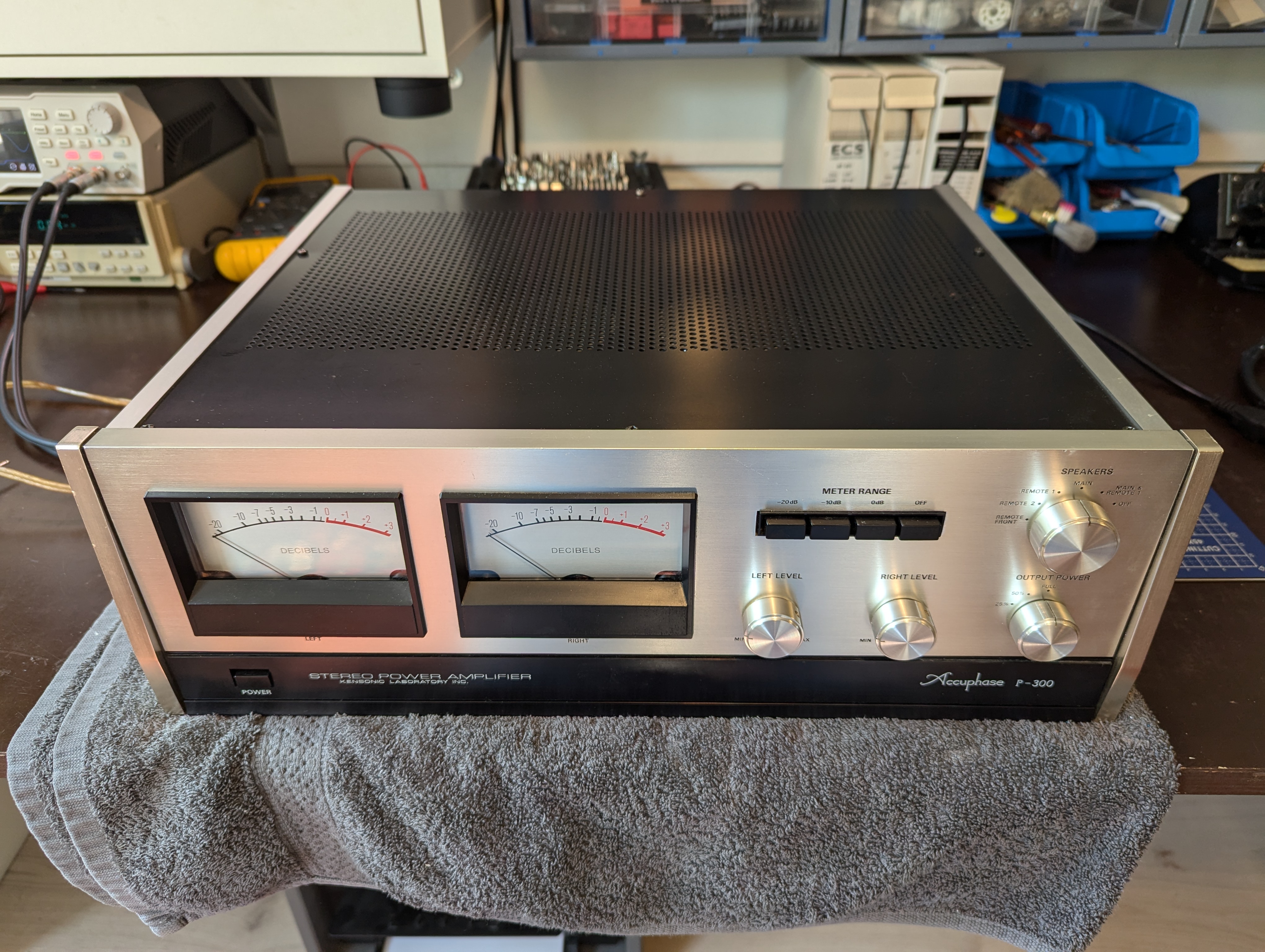 Accuphase P-300 front